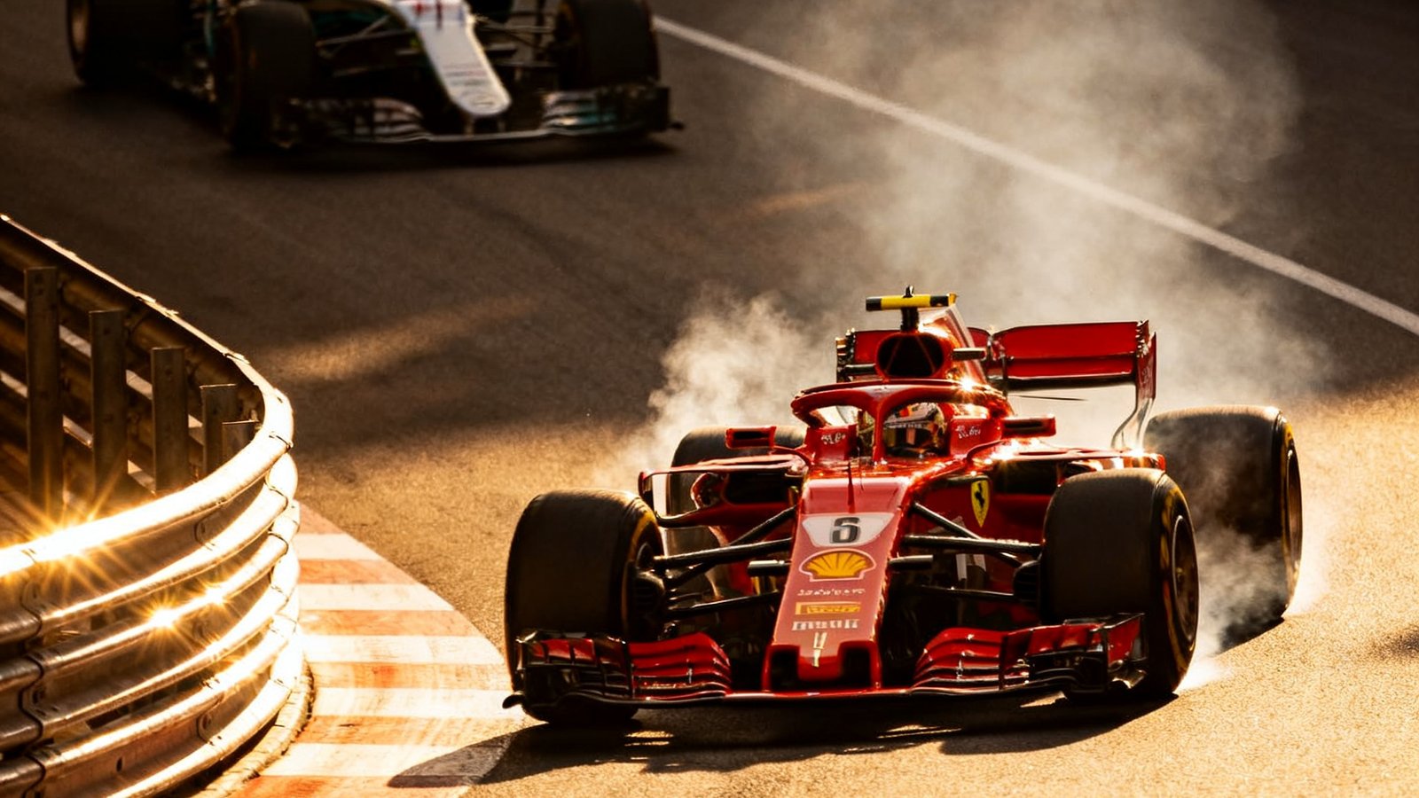 F1方程式锦标赛中一辆红色赛车在摩纳哥赛道发卡弯完成精彩超车的画面，轮胎与地面摩擦产生淡淡烟雾，前后赛车距离不到半米，赛道两侧护栏反射着阳光
